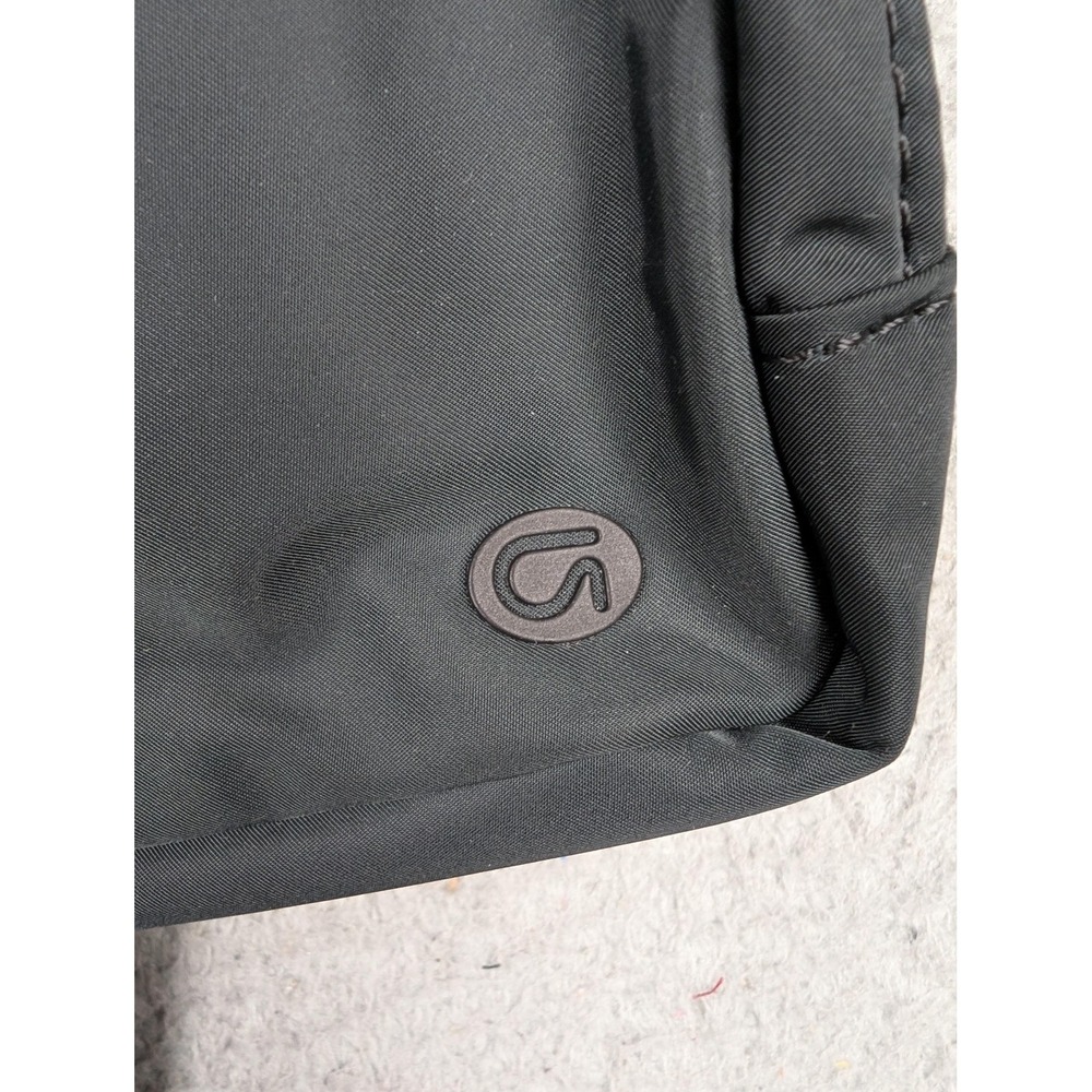 GAP Crossbody Belt Bag Womens Small Black Adjustable Strap Zip Fanny Pack Travel - Picture 8 of 9